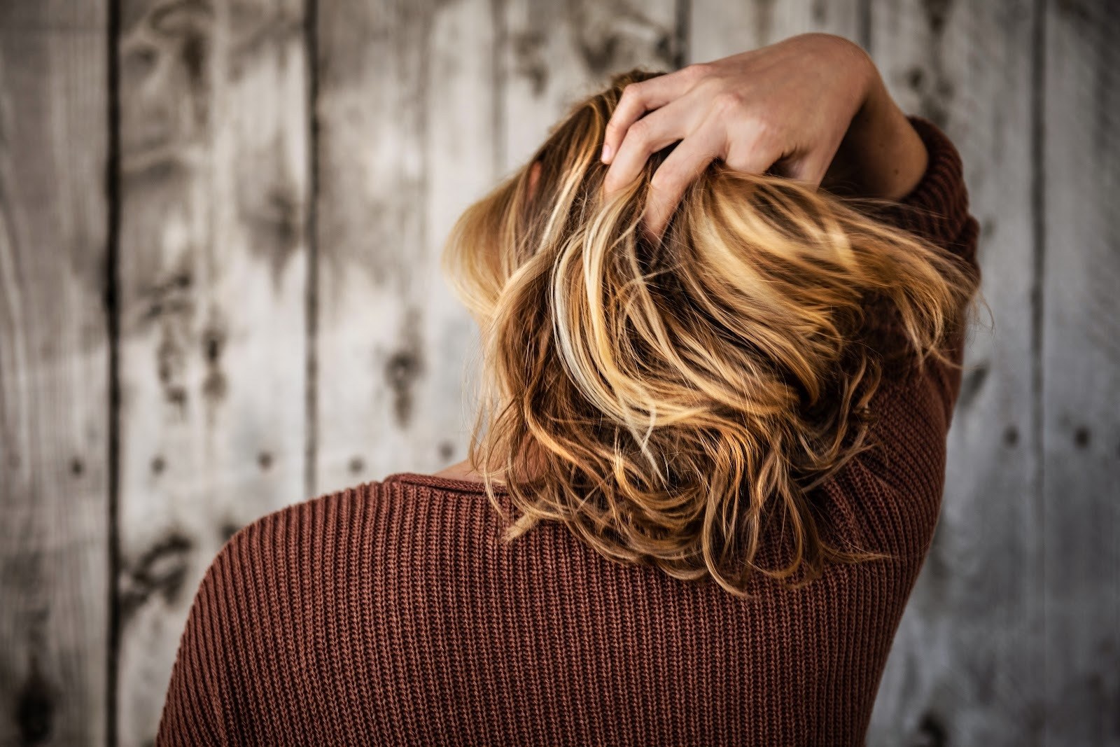 Haarausfall bei Frauen - Ursachen und Behandlung