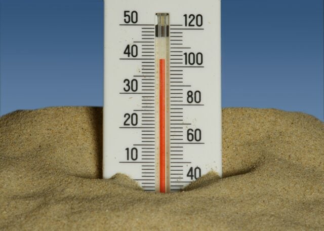 Ein Thermometer zeigt Temperaturen um die 40 Grad an